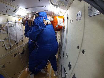 Открытие люка Союз ТМА-13М, прибытие нового экипажа