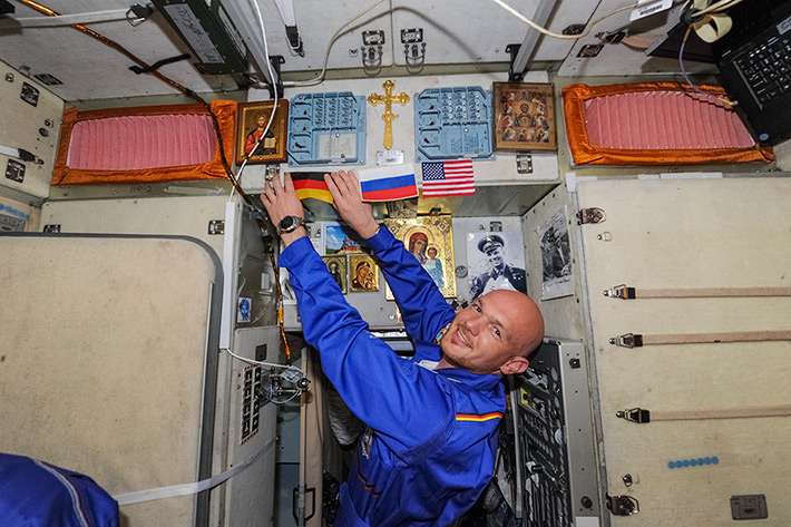 Открытие люка Союз ТМА-13М, прибытие нового экипажа 