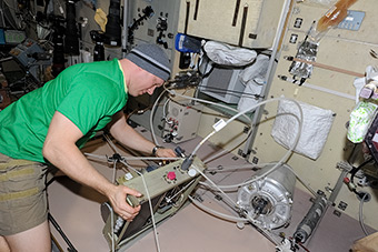 Work on ISS. Replacement the Water Dispensing and Heating Unit (БРП-М)