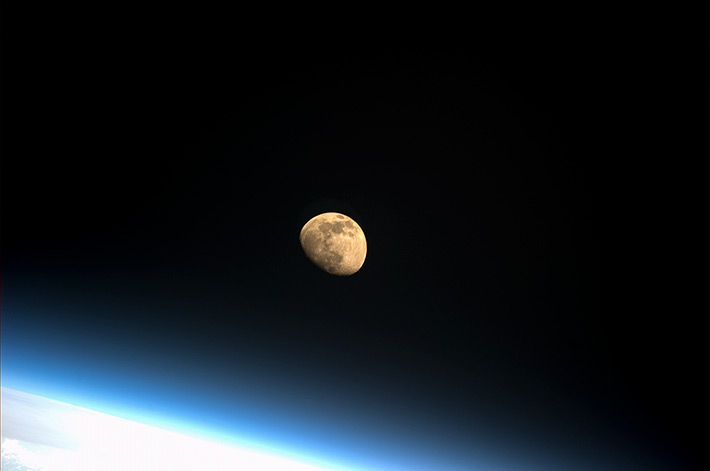 Луна на горизонте