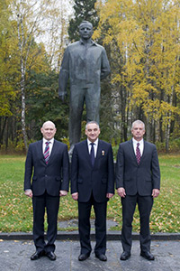 October 10. Exp39/40 crew lay flowers a the statue of Yuri Gagarin