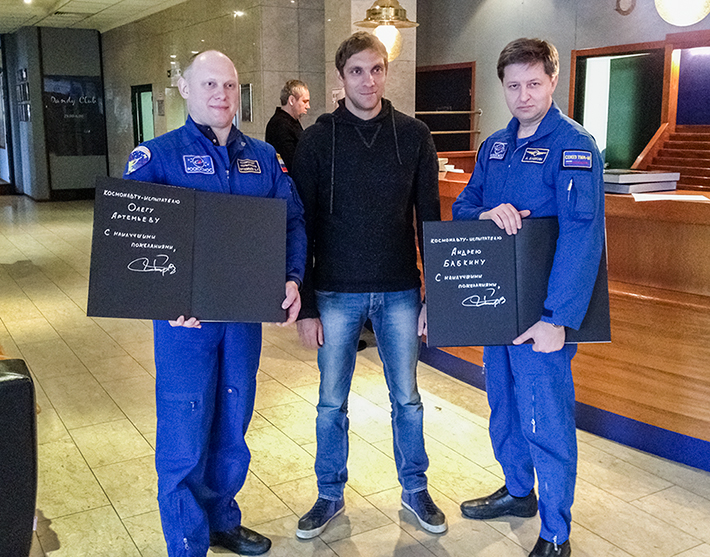Виталий Петров, автогонщик, первый российский пилот Формулы-1 и уроженец Выборга, дарит авторскую книгу.